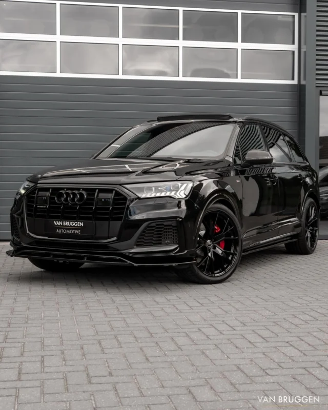 Audi Q7 met 455 pk 💣 
                                          De mooiste Q7 van Nederland staat nu bij ons te koop! Een hele volle uitvoering met een zwart op zwarte samenstelling. De kleur is niet standaard zwart metallic maar ‘Orca’ zwart metallic. Daardoor is heeft de auto in de zon een blauwe gloed. Prachtige kleur in combinatie met de diep zwarte details. 
                                          Highlights:
                                          - 22” S-Line velgen
                                          - Adaptieve cruise control
                                          - Audi Dealer onderhouden
                                          - Ambianceverlichting
                                          - Bang & Olufsen audio
                                          - BTW Aftrekbaar
                                          - CarPlay (Apple / Android)
                                          - Carbon spiegels
                                          - Dynamisch knipperlicht
                                          - Elektrisch rijden
                                          - Elektrische stoelen met geheugen 2x
                                          - Inklapbare spiegels
                                          - Interieur voorverwarming / Standkachel
                                          - Laser LED koplampen
                                          - Lane assist
                                          - Lederen bekleding met ruitenstiksel
                                          - Lederen dashboard
                                          - Luchtvering / niveauregeling
                                          - Massage stoelen
                                          - Navigatiesysteem groot (MMI+)
                                          - Orca Zwart metallic
                                          - Panoramadak
                                          - Parkeer sensoren
                                          - Rode remklauwen
                                          - RS Sportstoelen met ruitenstiksel
                                          - S-Line sport pakket!
                                          - Standkachel / interieurvoorverwarming
                                          - Stoelverwarming voor en achter
                                          - Stoelkoeling
                                          - Virtual cockpit
                                          - Zwart optiek pakket
                                          🚧 2020
                                          💥 455 pk
                                          ⚙️ 72.000 km
                                          www.vanbruggenautomotive.nl / #vanbruggenautomotive